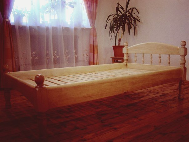 Кровать из массива дерева(сосна)