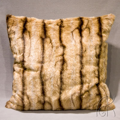 Подушка декоративная (волк-коричневый)