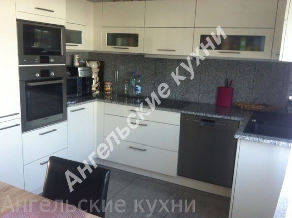 Кухня Белая с черной столешницей арт. ПМ032