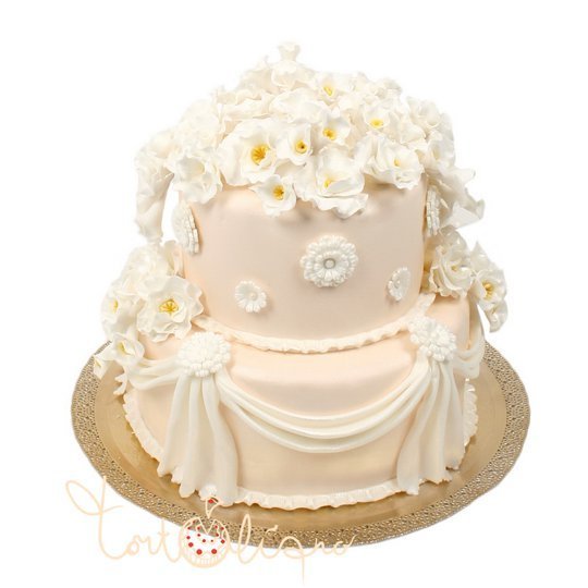 Свадебный торт усыпанный белыми цветами №685