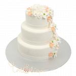 Свадебный торт усыпанный цветами №542