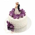 Свадебный торт жених обнимает невесту №669