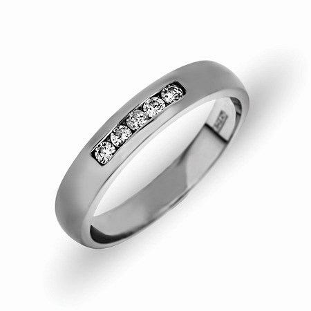 Обручальное кольцо из платины с бриллиантами