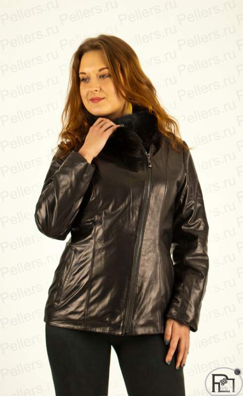 Женская кожаная куртка темно-коричневого цвета с воротом из норки