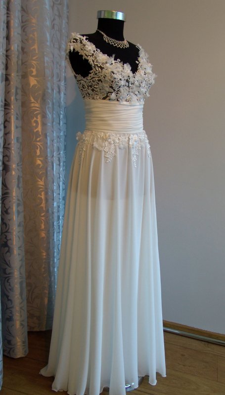 Нежное свадебное платье с кружевным лифом
