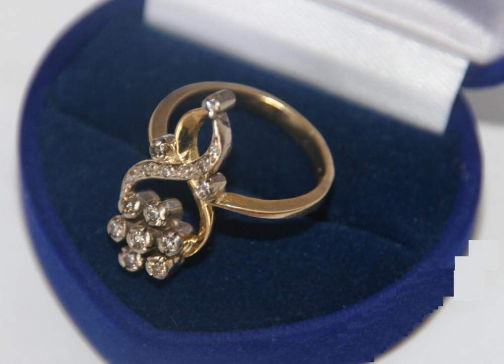 Золотое кольцо 750 пробы с бриллиантами 4,7 грамма
