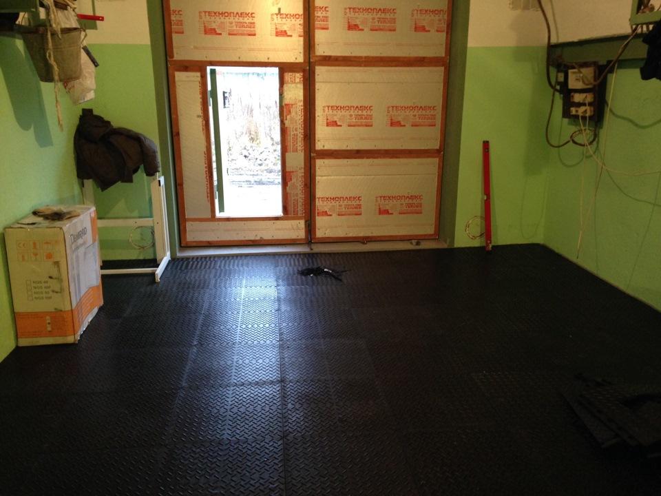 Резиновая плитка для монтажа полов гаражей, цехов и мастерских