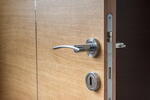 ВСКРЫТИЕ ДВЕРЕЙ: ОСОБЕННОСТИ УСЛУГИ И ПОЧЕМУ ВАЖНО ОБРАЩАТЬСЯ К СПЕЦИАЛИСТАМ