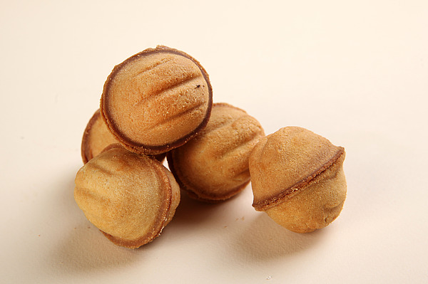 Печенье в форме орешка