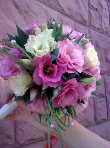 Букеты цветов, торговля цветами,  изготовление различных букетов из цветов, свадебные букеты