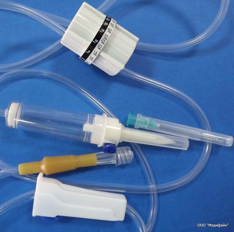 Инфузионная система (устройство переливания растворов) однократного применения с пластиковым шипом.