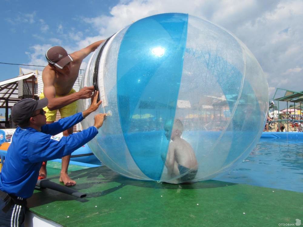 Ооо развлечения. Водный шар аттракцион. Аттракцион в надувном шаре. Роллер Аквазорб. Аттракционы на воде.