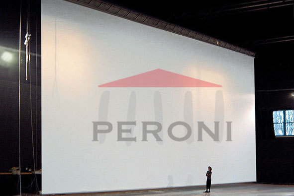 Моторизованные проекционные экраны Peroni шириной от 2 до 24 метров