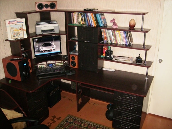 Компьютерный стол, максимальная площадь в минимальном пространстве