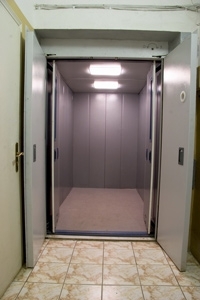 Лифт с ручным приводом дверей