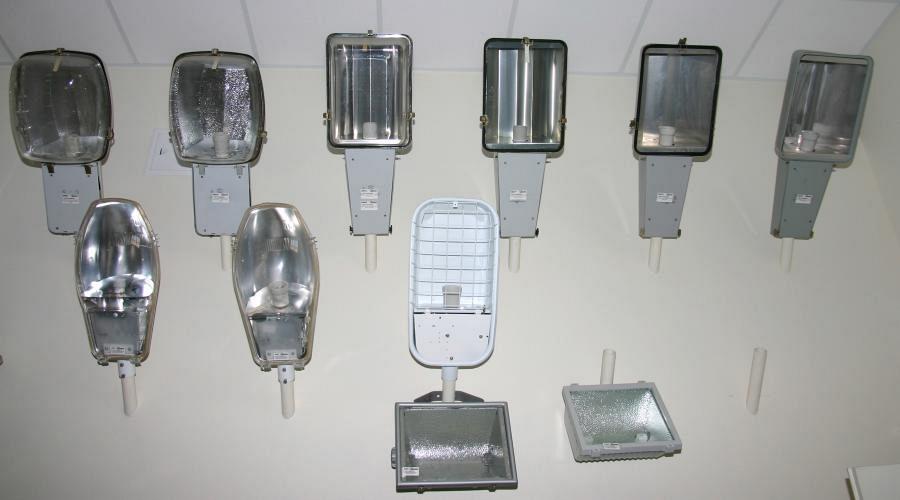 Светильники консольные и прожекторы для производственных помещений
