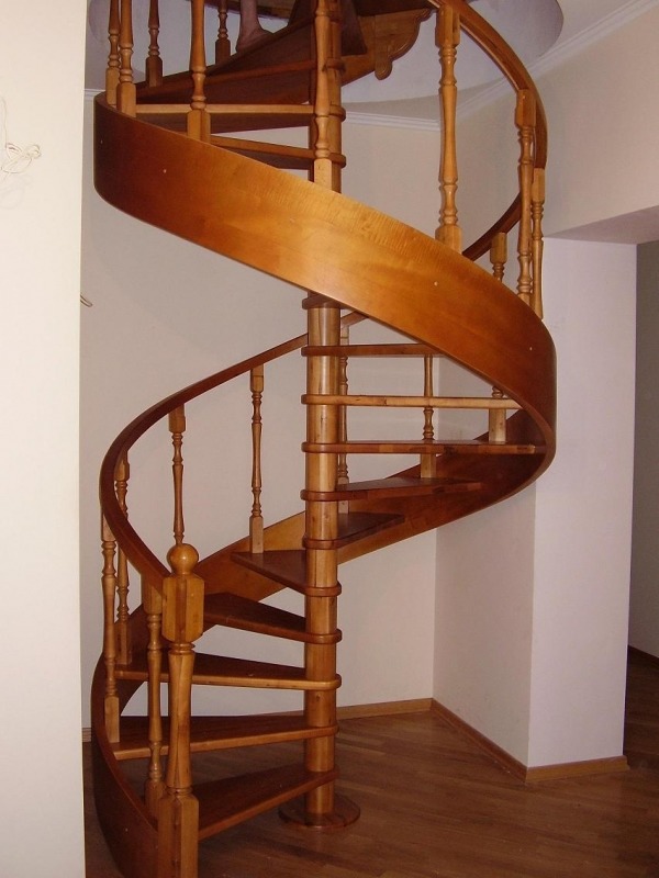 Винтовая лестница из дерева