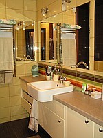 Мебель для ванной комнаты   Комплект мебели для ванной комнаты: стол с ящиками и распашной, тумба для стиральной машины, зеркало настенное, встроенный шкаф с зеркалом – 2 шт.