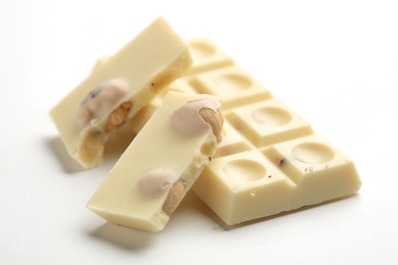 Плитка из молочного шоколада с лесными орехами