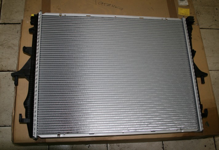 Радиатор охлаждения двигателя 7L0121253A