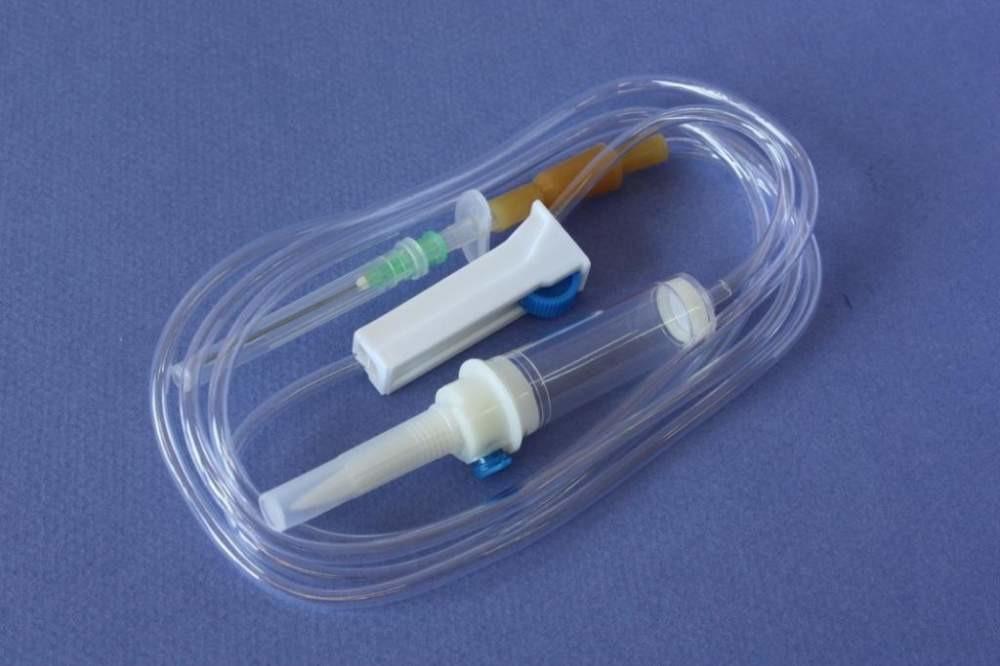 Система инфузионная для переливания растворов с пластиковым шипом