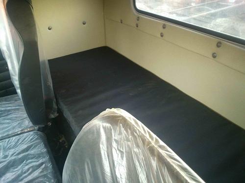 Спальное место с матрасом для комфортабельности кабина автомобиля Урал или КАМАЗ