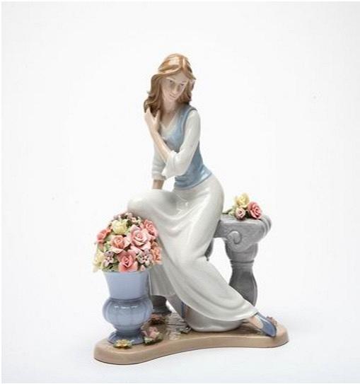 Статуэтка Девушка с цветами