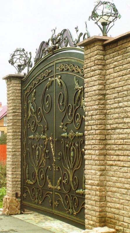 Ворота из профнастила и кованые ворота