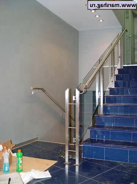 Отделка лестниц из бетона мрамором и перила из нержавеющей стали
