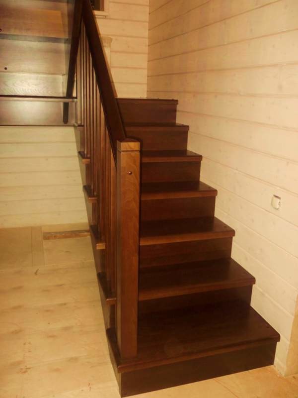 Буковая лестница в доме из бруса.
