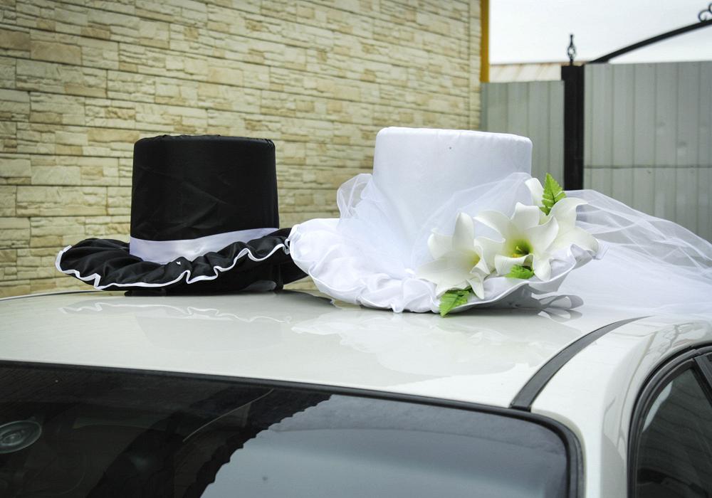 Hat auto. Свадебные украшения на машину. Свадебные шляпы на машину. Украшение машин шляпами. Украшения на машину для свадьбы шляпа.
