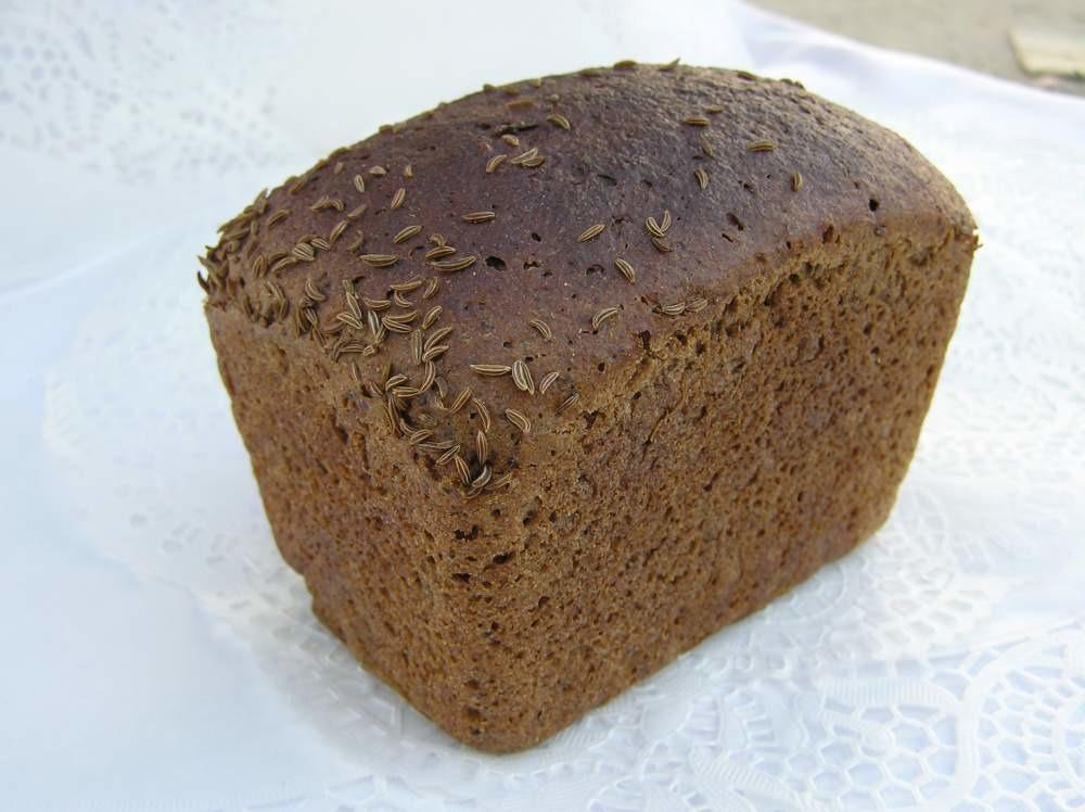 Хлеб Бородинский новый, традиционно включает в себя необходимый набор сырья для этого вида изделия, в том числе сахар, патоку, тмин, солод ферментированный.