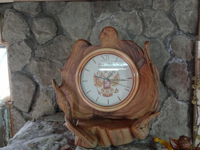 Оригинальные часы с обрамлением из можжевельника.