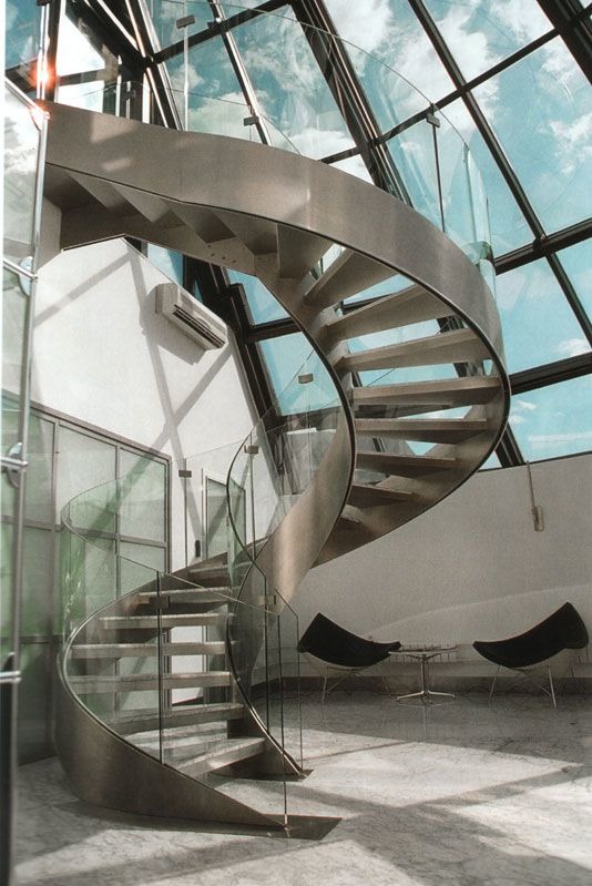 Винтовая лестница в офисном здании