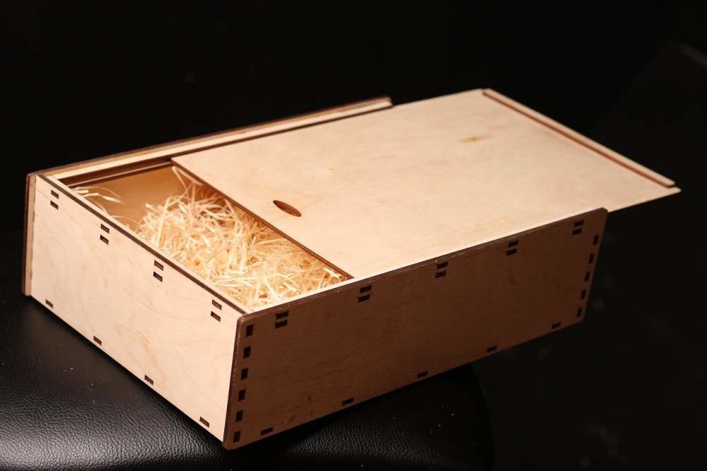 Деревянная коробка для новогодних подарков