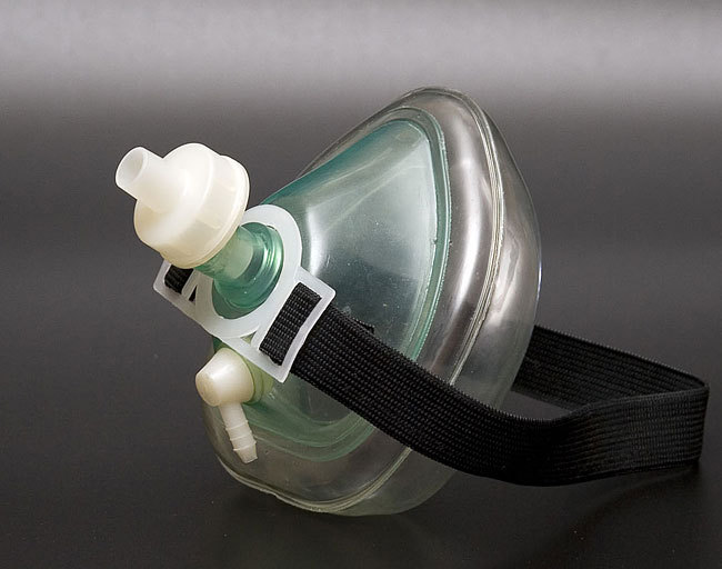 Устройство маска рот устройство рот. Клапан для ИВЛ. Маска для искусственного дыхания. Кислородная маска с клапаном. Маска для искусственного дыхания с клапаном.