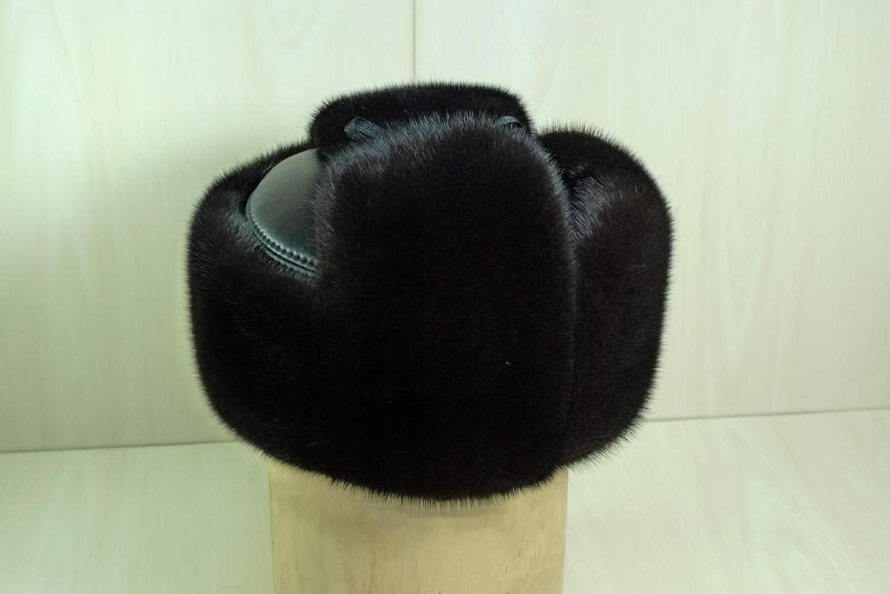 Головной убор мужской, шапка — ушанка из меха норки с натуральной кожей.