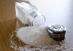 Йодированная соль в солонках различного объема