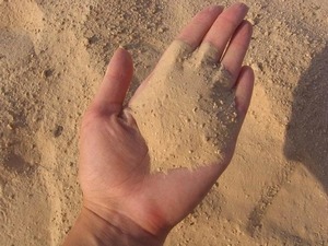 Песок (или песчаный грунт)