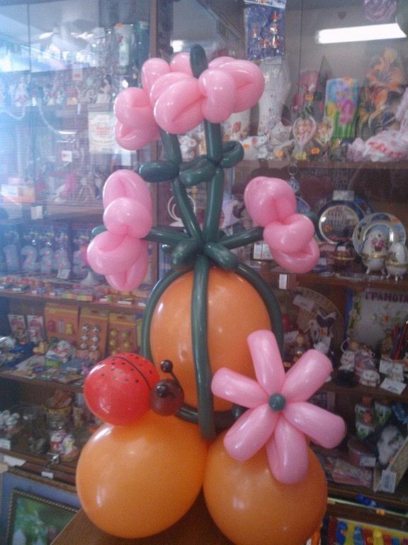 Букет цветов на подставке из шаров с божьей коровкой